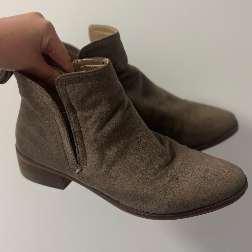 Steve‎ Madden Taupe Suede Fall Low Heel Ankle Boots Women's Size 39 8.5
